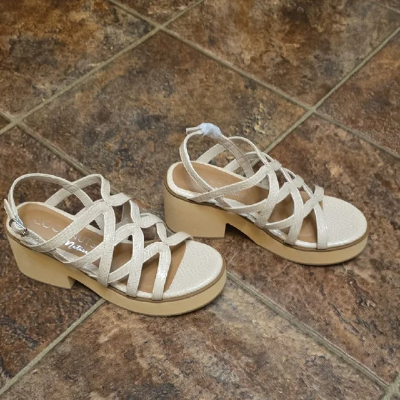 Matisse Cream Sandals with Strappy Design and Cushioned Sole - Picture 3 of 8